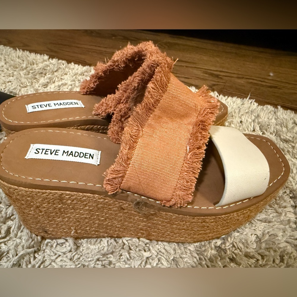 Like new Steve Madden Mindy Wedges.